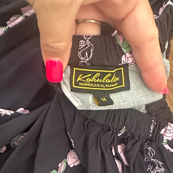 Kahulale’a Hawaiian Brand Black Floral Women's Blouse M - Picture 3 of 3